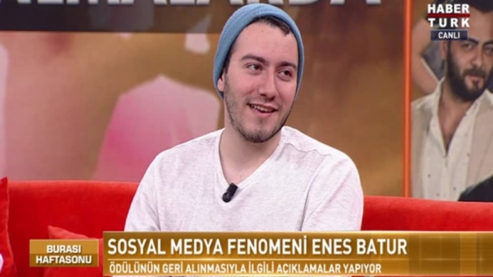 Enes Batur Altın Kelebek Ödülünün İptal Edilmesiyle İlgili Sessizliğini Bozdu