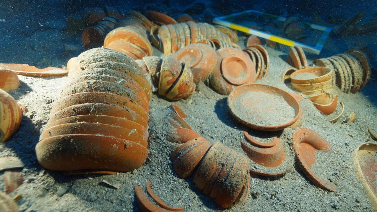 Akdeniz'in derinliklerinden 2 bin 100 yıllık sofra takımı çıkarıldı