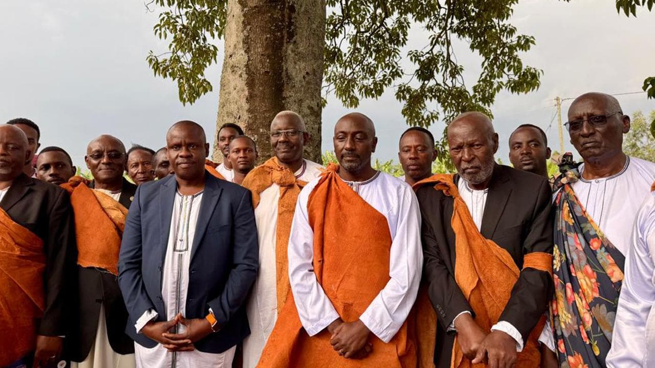 Uganda'da Gazeteci Prens Tooro Kralı Oldu
