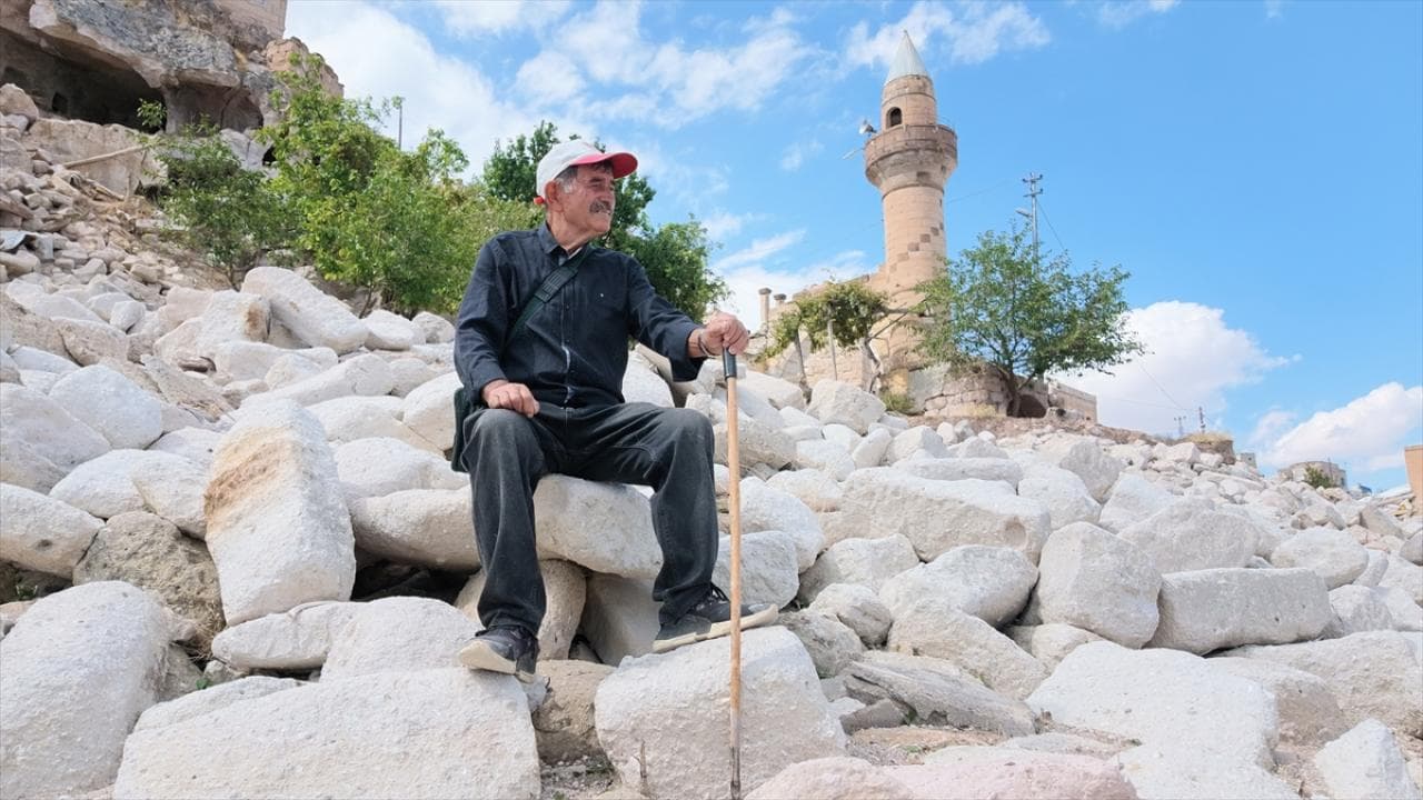 Sular altında kalan terk edilmiş köyde 23 yıldır camiye bekçilik yapıyor