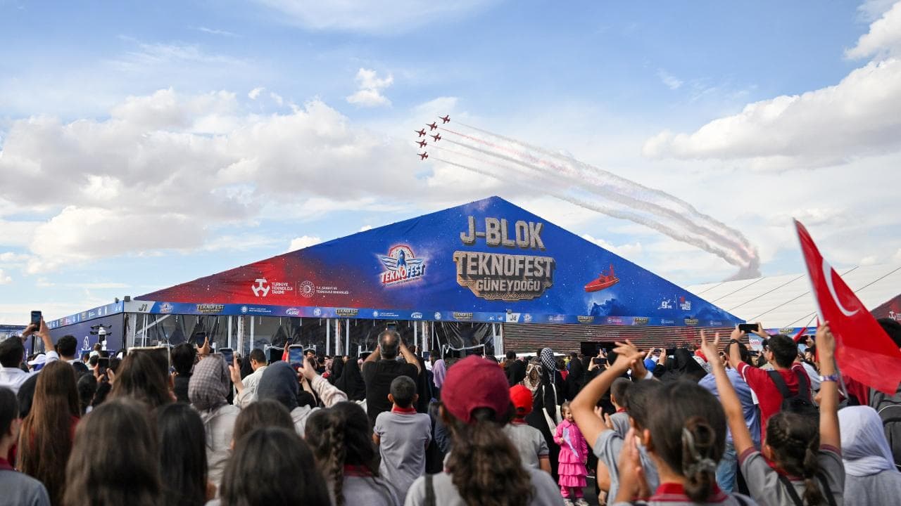 Türk Yıldızları TEKNOFEST Güneydoğu'da Gökyüzünü Salladı