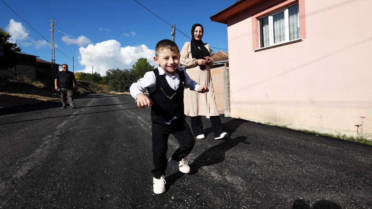 Asfaltlanan Köy Yolu, Yürüme Zorluğu Çeken Minik Kürşat'ın Umudu Oldu