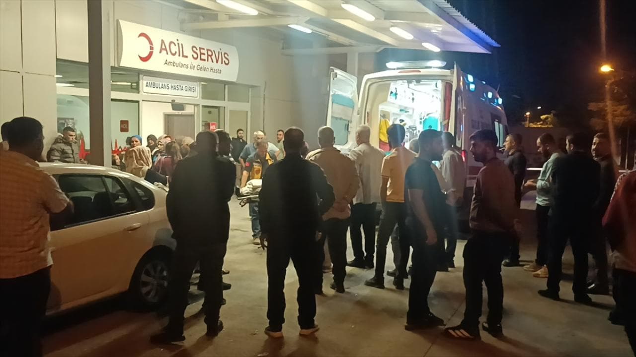 Şanlıurfa'da İki Otomobil Kafa Kafaya Çarpıştı: 1 Can Kaybı, 7 Yaralı