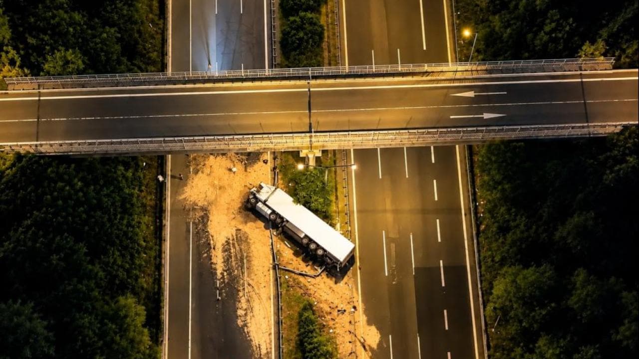 Düzce'de parfüm yüklü tır devrildi: Otoyol çift yönlü trafiğe etkilendi