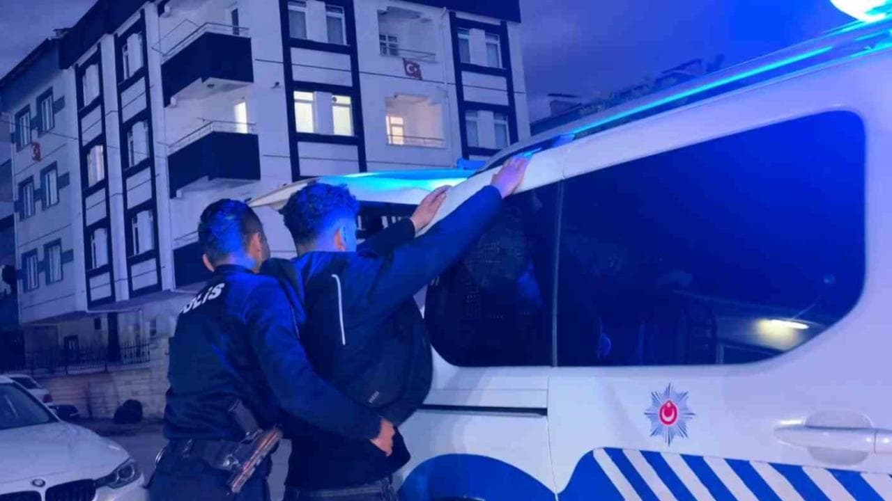 Ehliyet Sınavında Suüstü Yakalanan Kopya Düzenegine Gözaltı