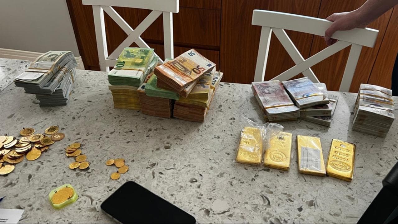 Mersin'deki Belediye Yolsuzluğu Soruşturmasında Rekor Miktarda Döviz ve Altın Ele Geçirildi