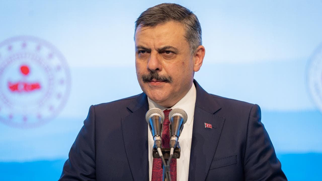 Bakan Çiftçi'den motor yağı dökülen yola toprak taşıyan polise teşekkür