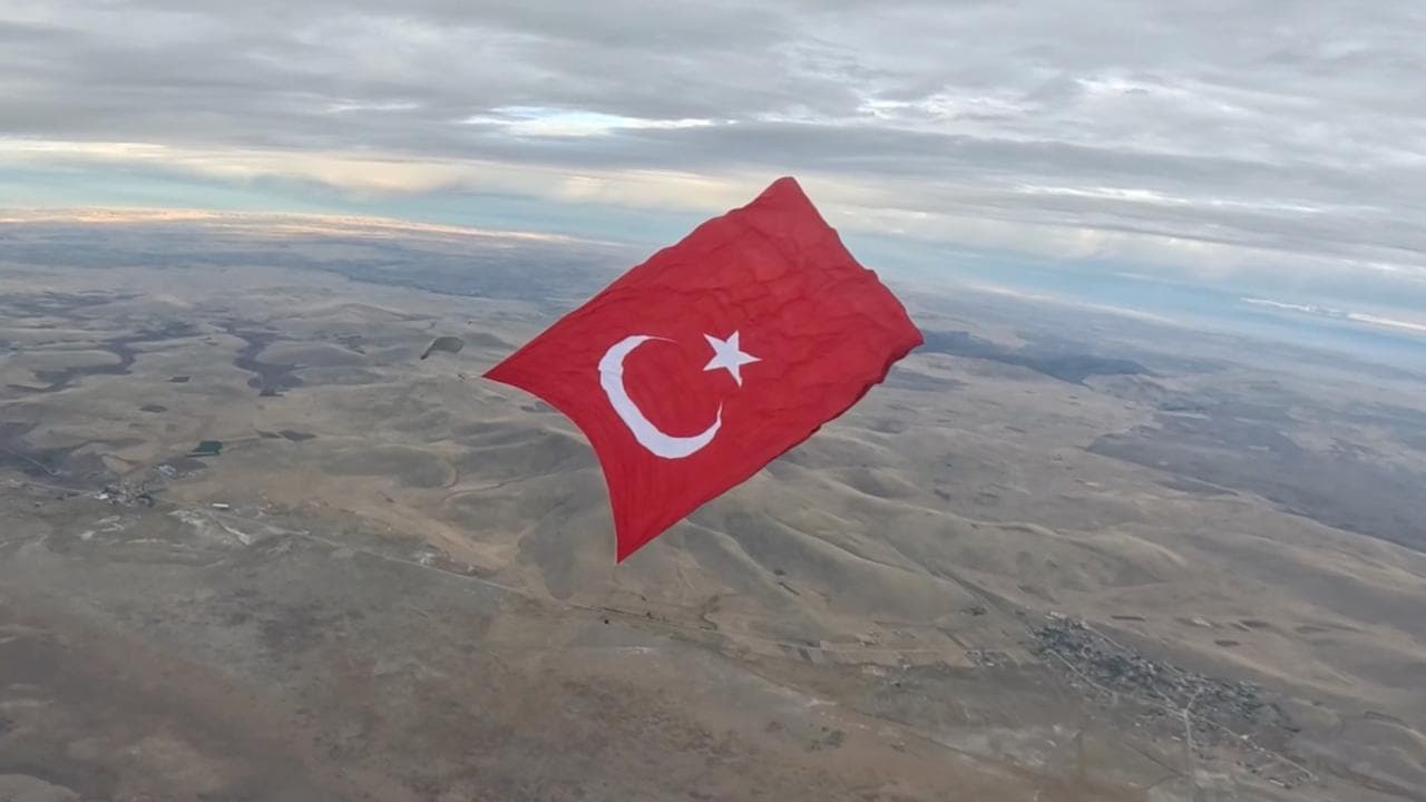 MSB'den Gökyüzünde Dev Türk Bayrağı ile Yeni Rekor