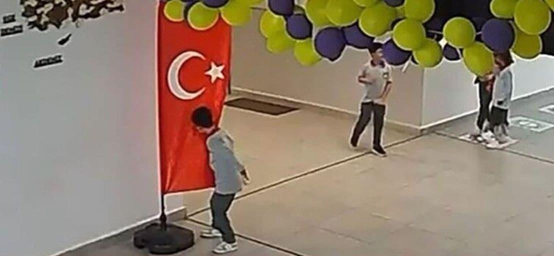 İlkokul Öğrencisinin Bayrak Sevgisi Görüntülendi