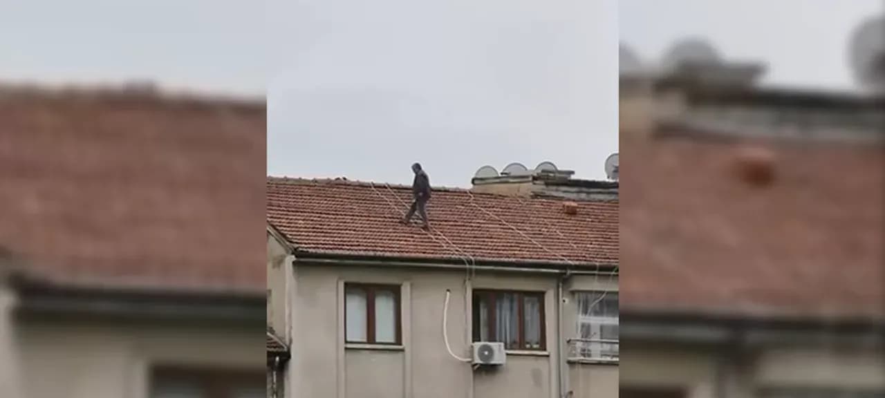 Elazığ'da Çatıdaki Tehlikeli Anlar Kamerada