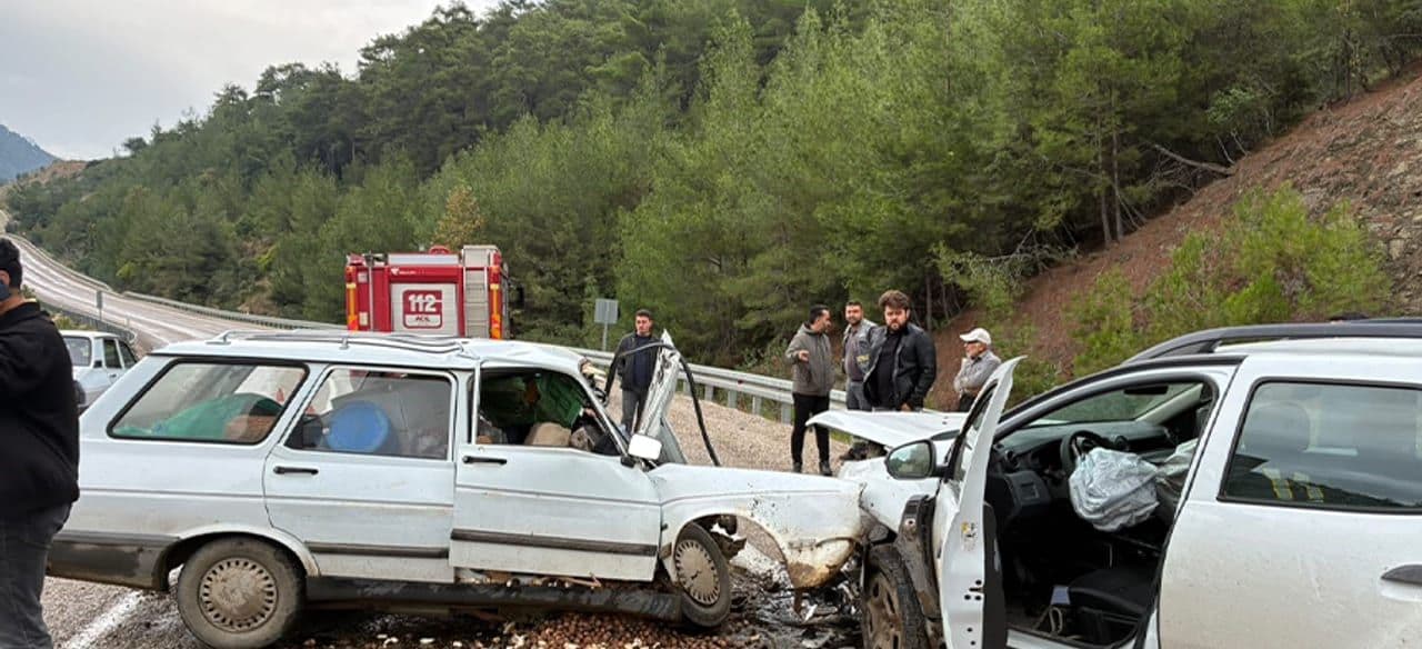 Kozan'da İki Otomobil Çarpıştı: 1 Ölü, 2 Yaralı