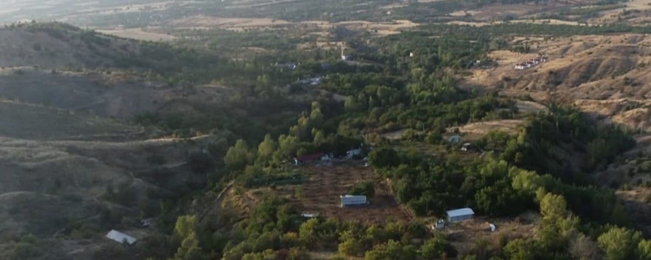 Öğretmen Hakan Özdemir Mesai Dışında Ceviz Bahçesiyle Uğraşıyor