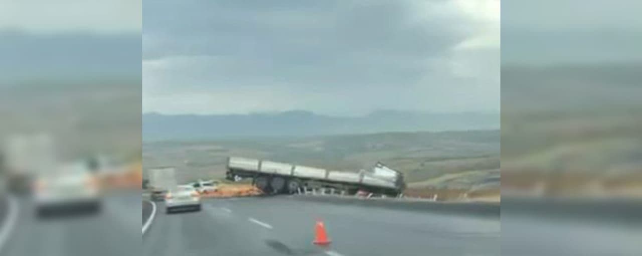 Diyarbakır'da Kontrolden Çıkan Tır Kaza Yaptı: 1 Yaralı