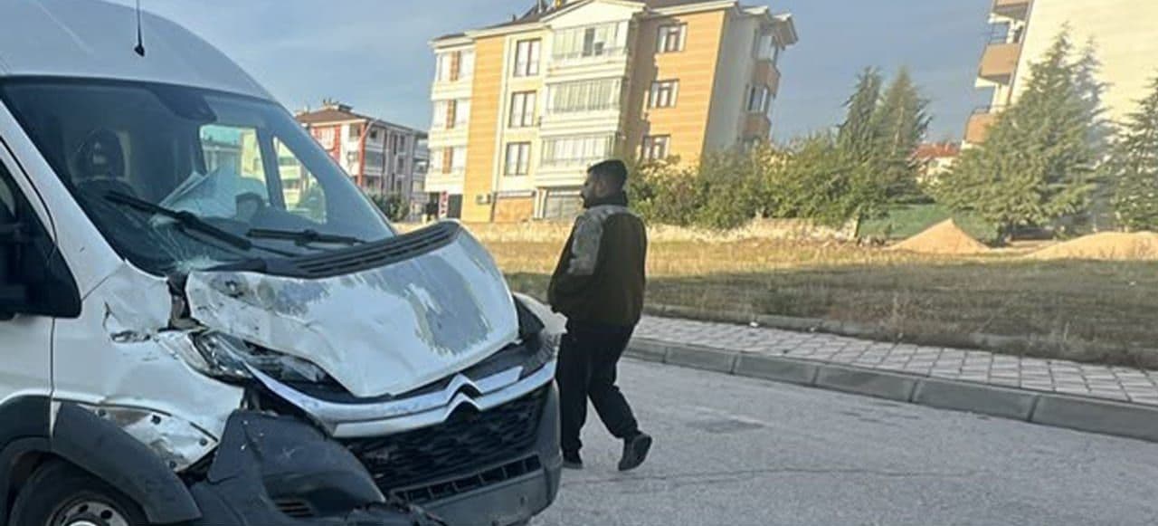 Elazığ'da İki Minibüs Çarpıştı: 4 Kişi Yaralandı