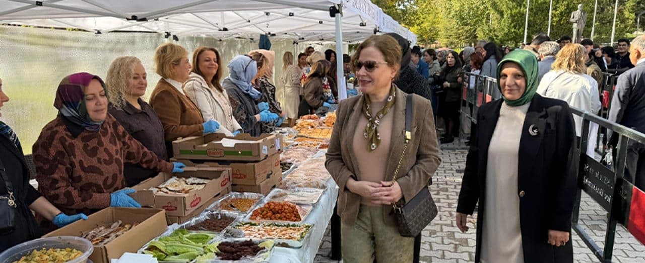 Fırat Üniversitesi'nde İhtiyaç Sahibi Öğrenciler İçin Hayır Kermesi Düzenlendi