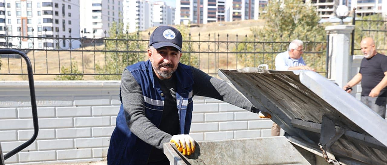 Elazığ'da Örnek Dürüstlük: Temizlik Görevlisi Bulduğu 600 Bin Lirayı Sahibine Teslim Etti