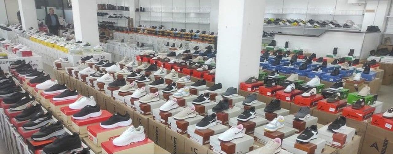 İzmir'den Elazığlı Öğrencilere Ayakkabı ve Bot Desteği
