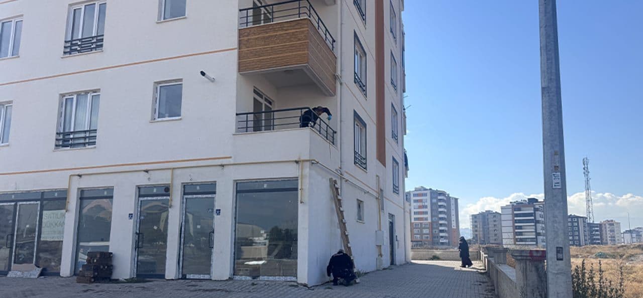 Uzaklaştırma Kararı Biten Genç, Eve Balkondan Girip Kendine Zarar Verdi