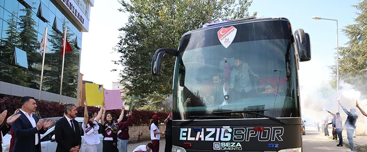 Elazığspor'dan Okul Ziyareti: Öğrenciler Takımlarını Meşalelerle Karşıladı