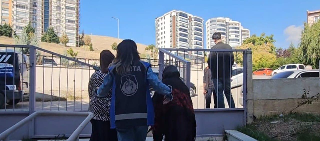 Elazığ'da Dilencinin Para Saklama Yöntemi Zabıtaya Takıldı