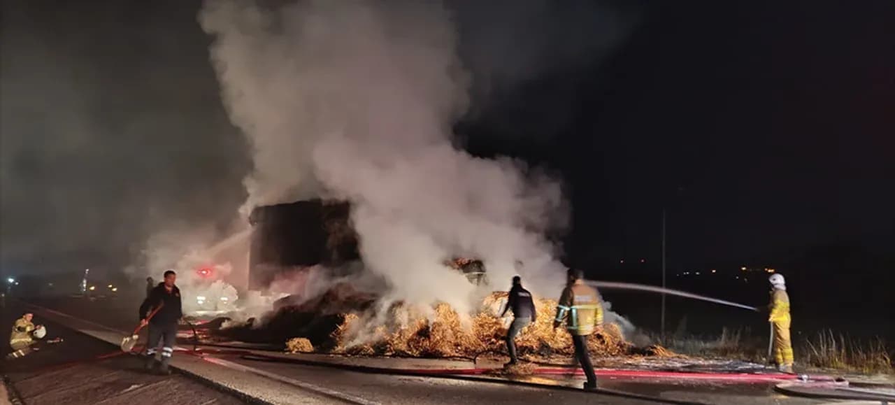 Çanakkale'de Saman Yüklü Tır Alevlere Teslim Oldu