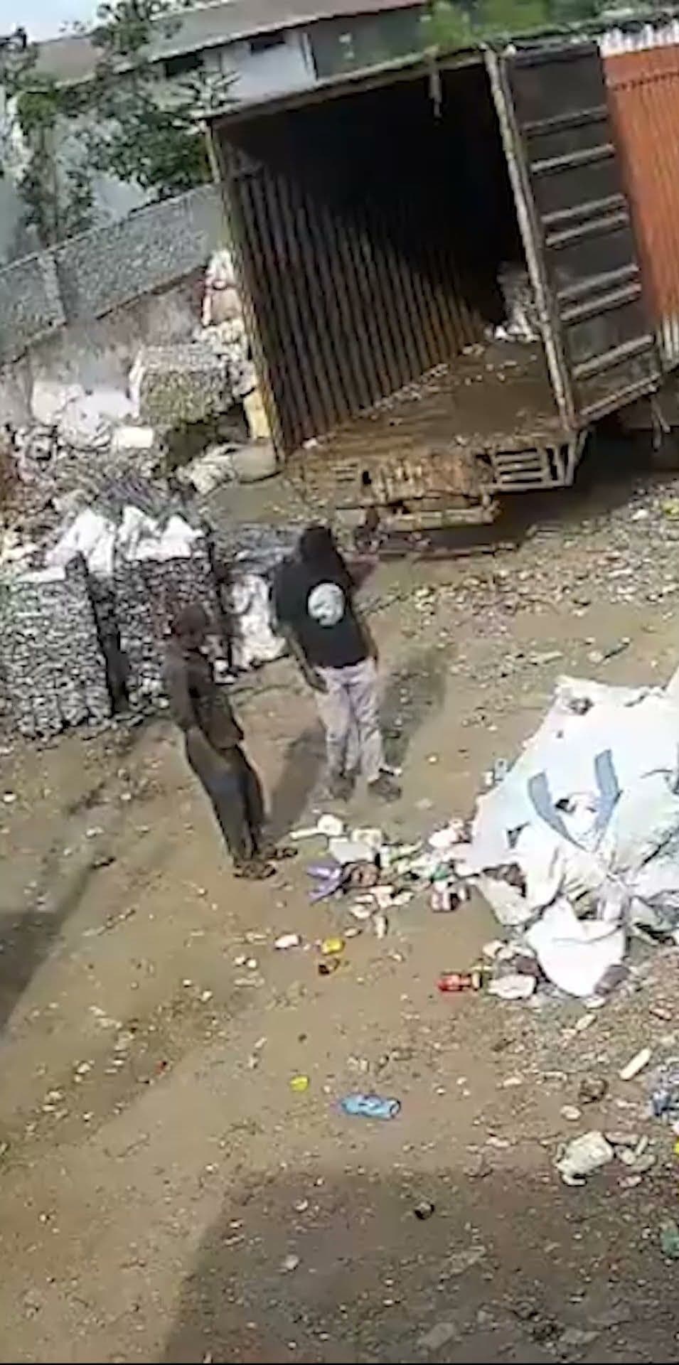 Plastik Kutuya Bastı, Havaya Uçtu... Hindistan'da Hurdalıkta Çalışan 2 İşçi Yaralandı