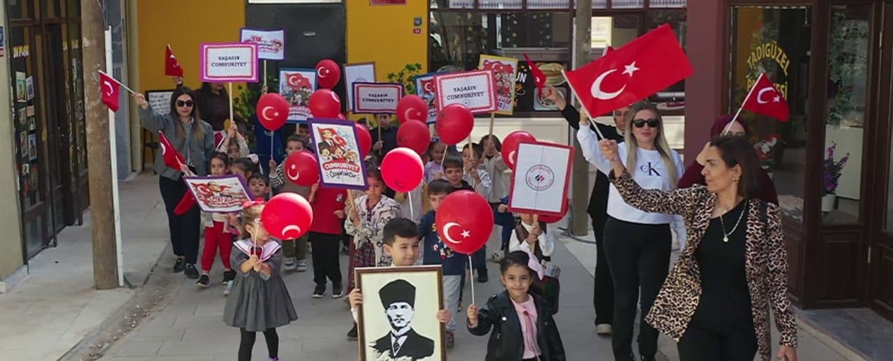 80'ler Sokağı'nda Çocuklardan Cumhuriyet Coşkusu
