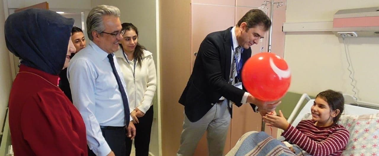 Fırat Üniversitesi Hastanesi'nde Çocuk Hastalara Cumhuriyet Bayramı Sürprizi