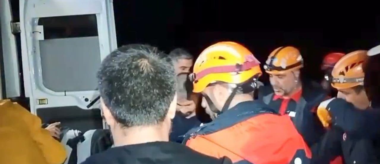 Elazığ'da Kontrolden Çıkan Tır Şarampole Devrildi: 2 Kişi Yaralandı