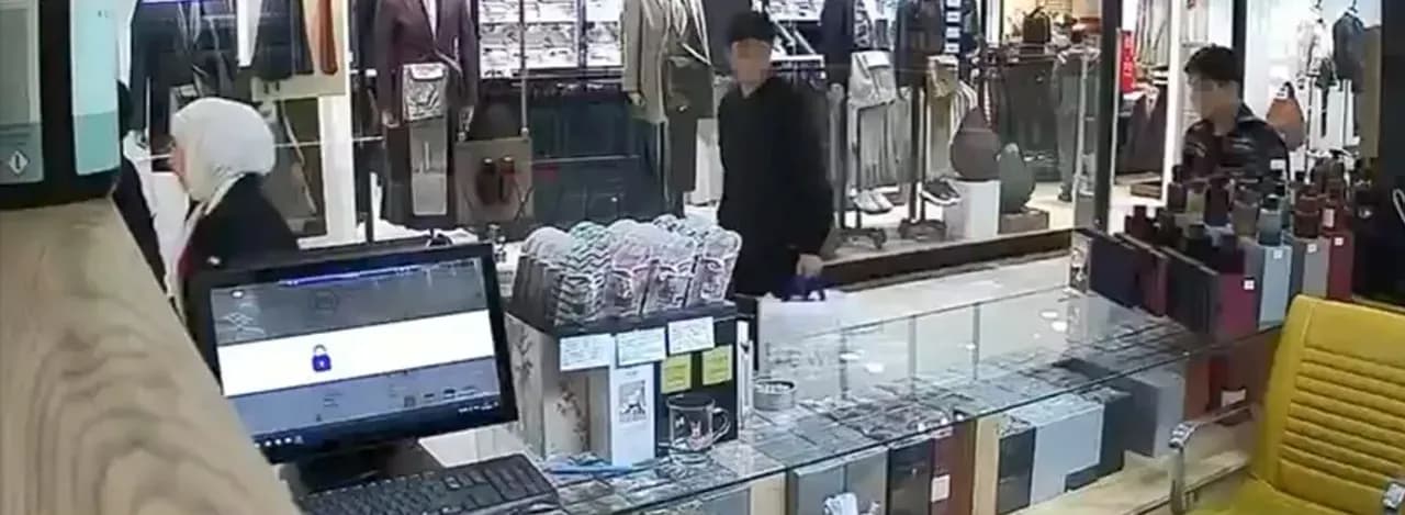 Kokusunu Beğendiği Parfümü Alıp Kaçtı