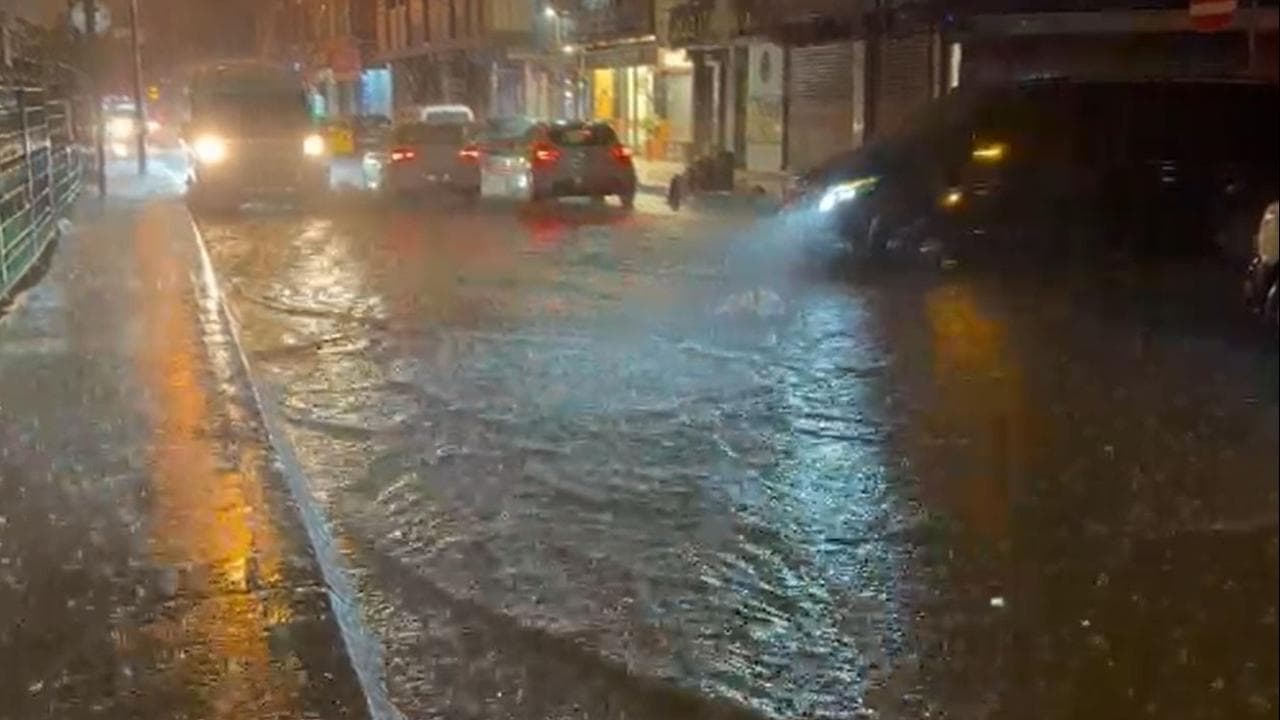 İstanbul'da sağanak etkili oldu: Toprak kaydı, yollar göle döndü