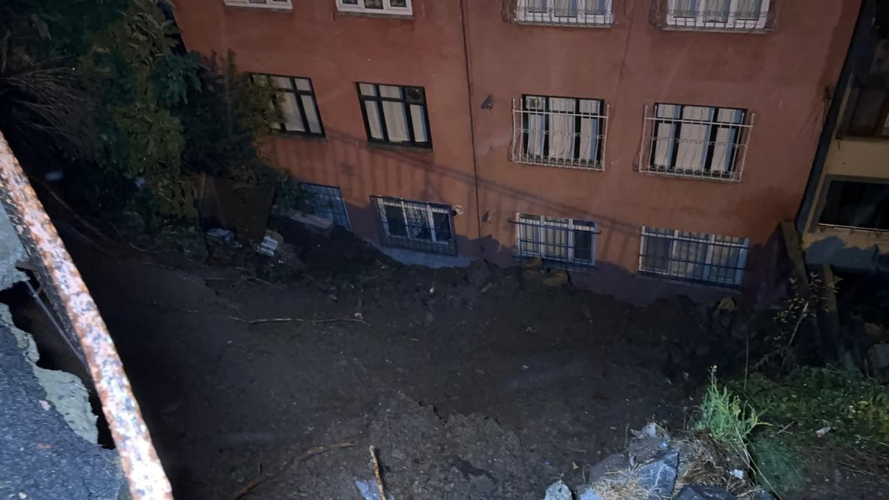 İstanbul'da toprak kayması: Apartmandaki 25 kişi tahliye edildi