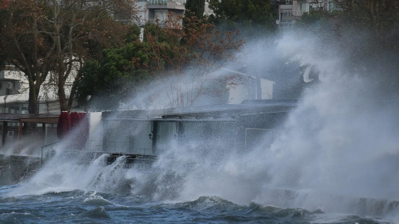 Marmara'daki Şiddetli Fırtına Deniz Ulaşımını Vurdu
