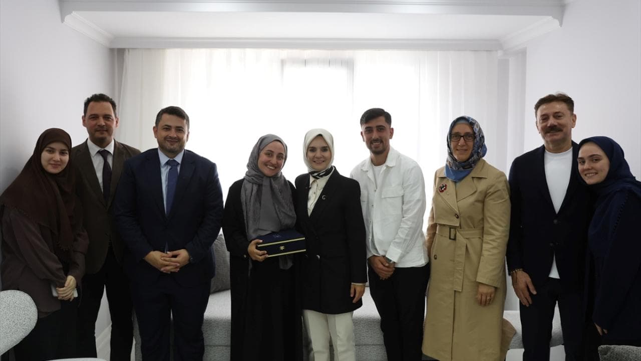 Bakan Göktaş, evlilik kredisiyle evlenen genç çiftin ilk konuğu oldu