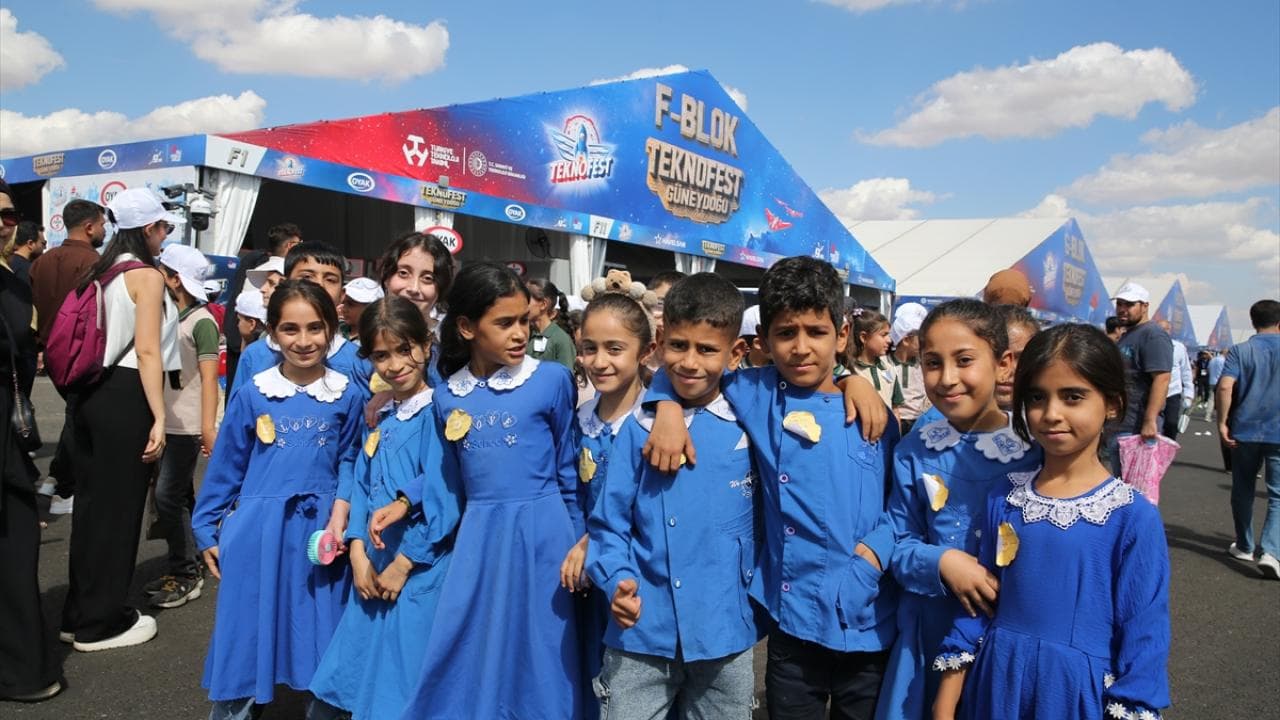 Güneydoğu'daki TEKNOFEST minik ziyaretçilerini teknolojiyle buluşturdu