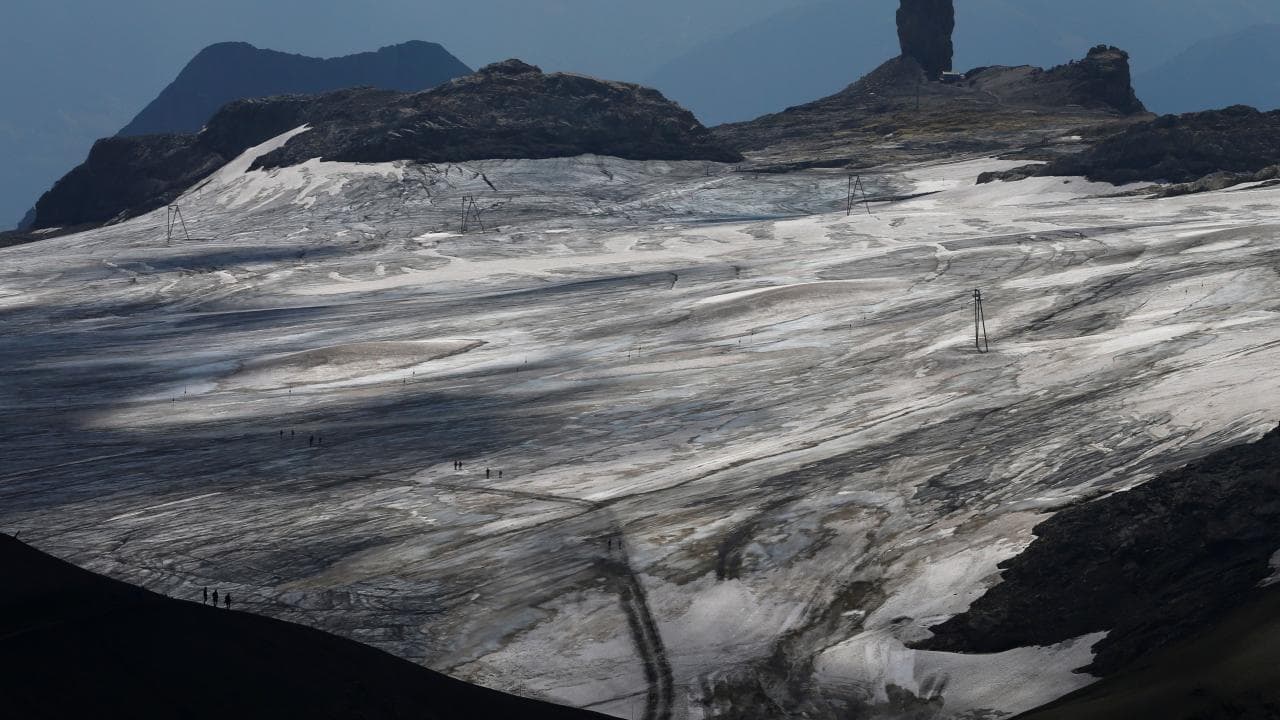 Aşırı sıcaklar İsviçre Alpleri'ndeki buzulların yüzde 5'inden fazlasını eritti