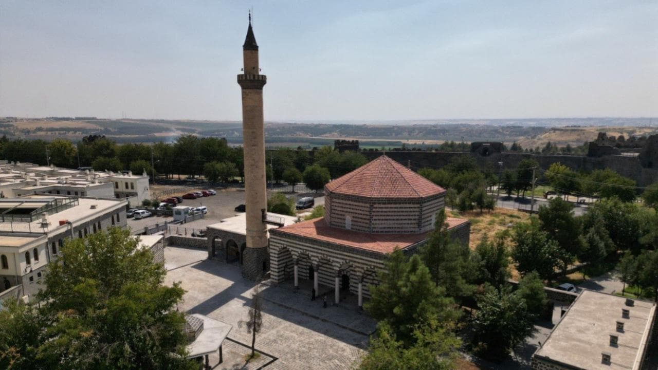 Depremde Zarar Gören Altı Tarihi Cami Yarın İbadete Açılıyor