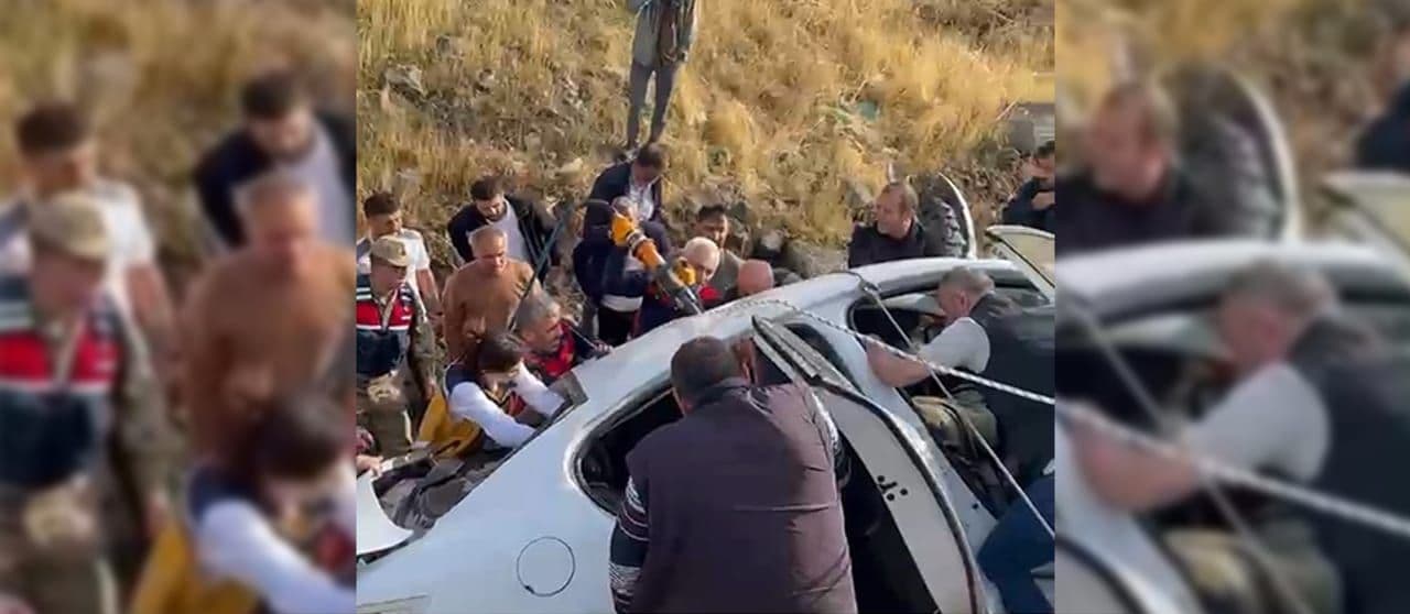 Elazığ'da Kontrolden Çıkan Otomobil Şarampole Devrildi: 3 Yaralı