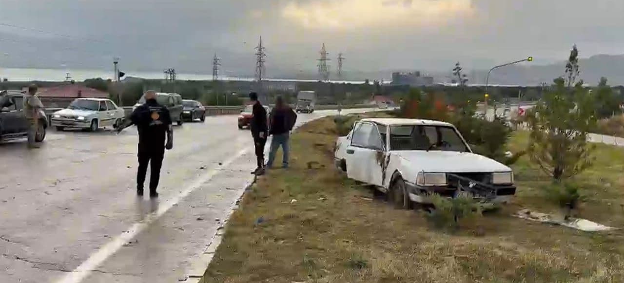 Elazığ'da Otomobil Refüje Çıktı: 2 Kişi Yaralandı