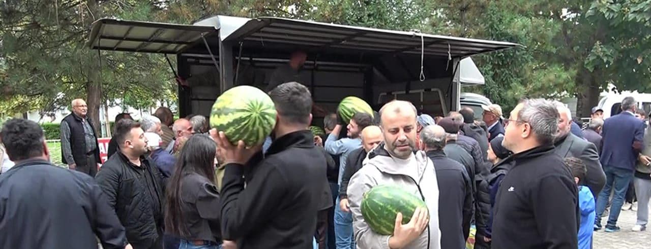 Amasya'da Cömert Esnaf: Sezonun Son Karpuzlarını Ücretsiz Dağıttı