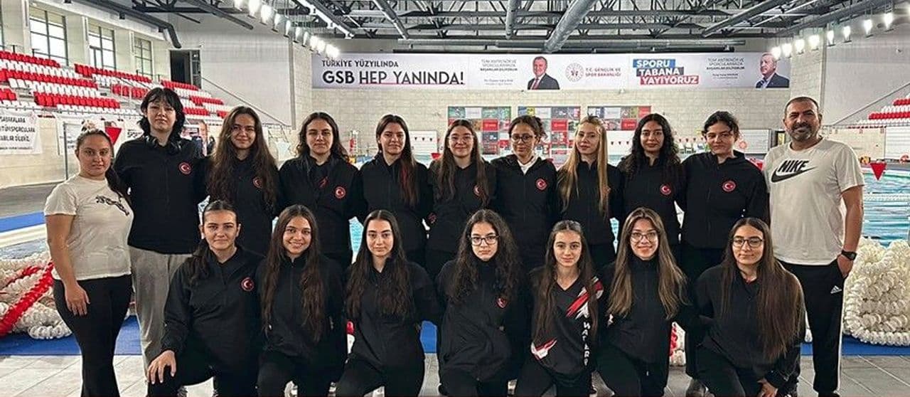 Elazığ U18 Kadınlar Sutopu Takımı Namağlup Liderle Play-Off'ta
