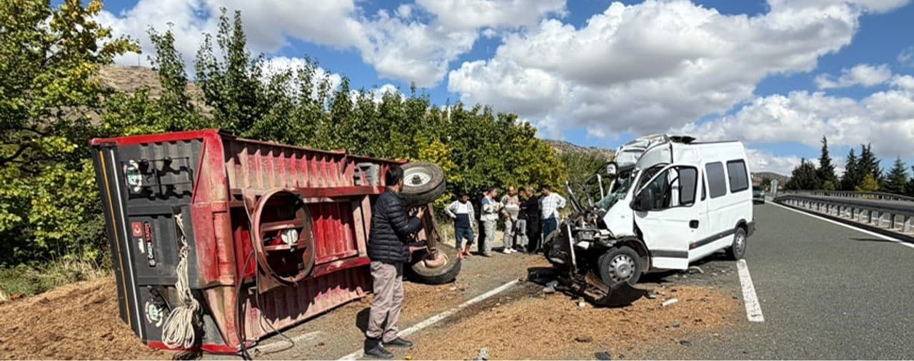 Elazığ'da Minibüs ile Gübre Yüklü Traktör Çarpıştı: 1 Kişi Yaralandı