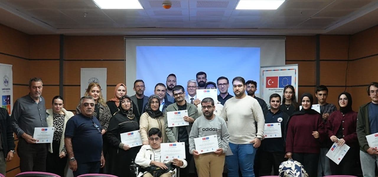 Elazığ'da Dijital Eğitimlerini Tamamlayanlara Sertifika Verildi