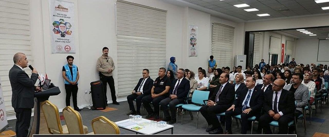 Vali Hatipoğlu Gençlerle Bir Araya Geldi