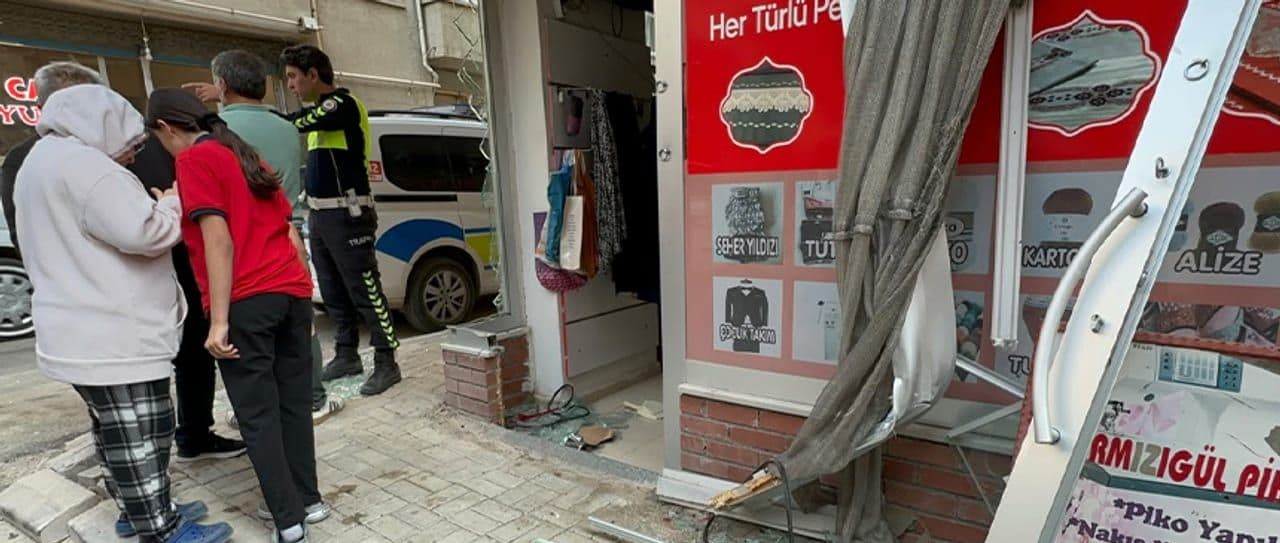 Elazığ'da Taksi ve Minibüs Çarpıştı: Taksi Terzi Dükkanına Girdi