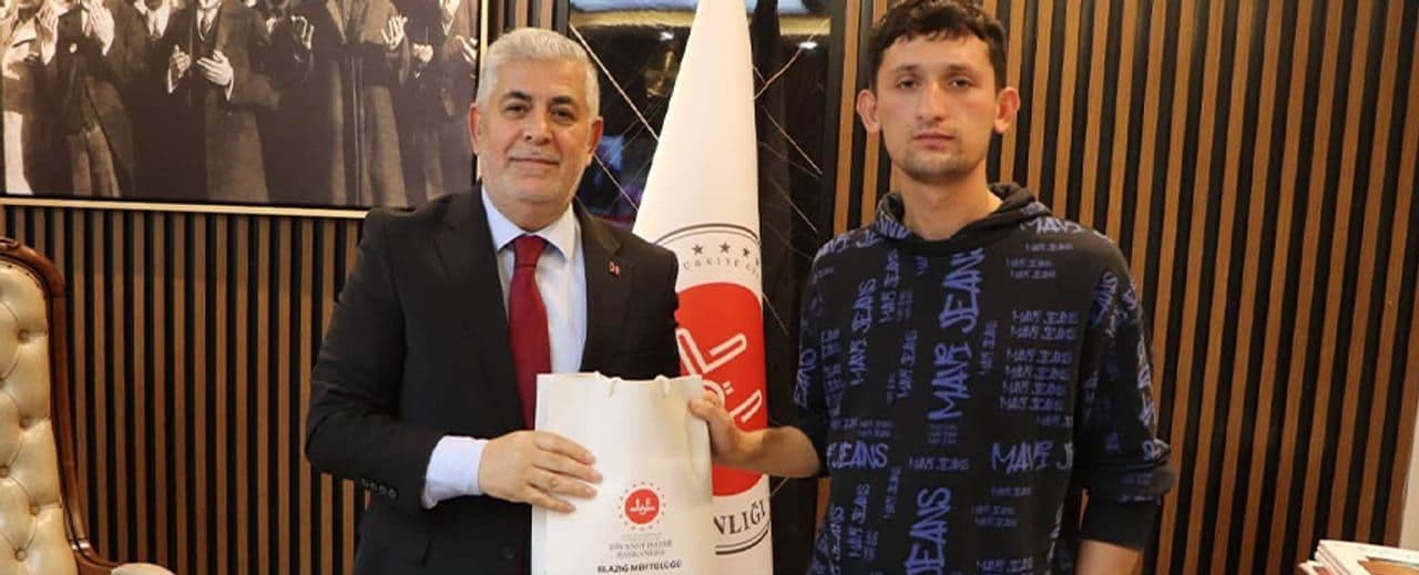 Dürüstlüğüyle Örnek Olan Genç Simitçiye Müftü Bingöl'den Hediye