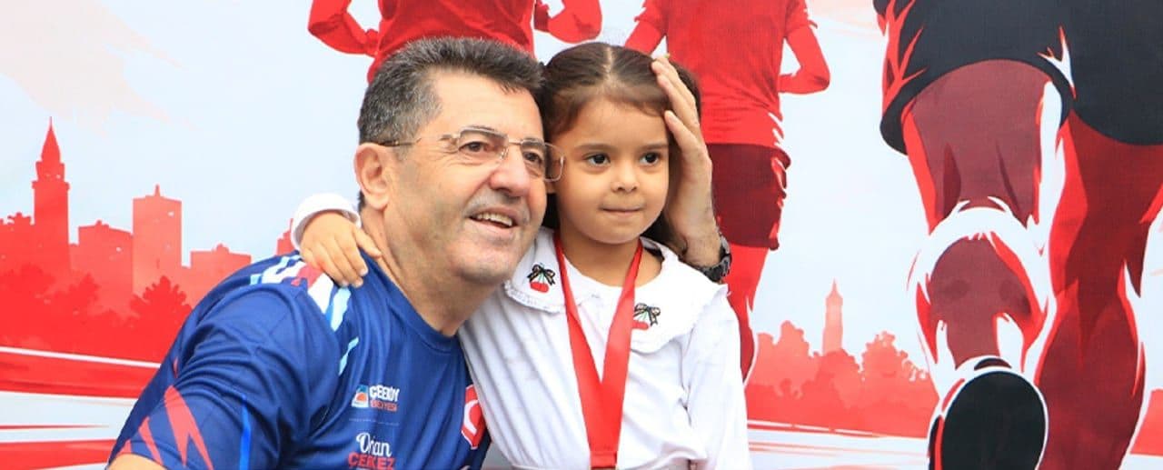 Elazığlı Baba ve 1 Yaşındaki Kızı Cumhuriyet Koşusu'nda Buluştu